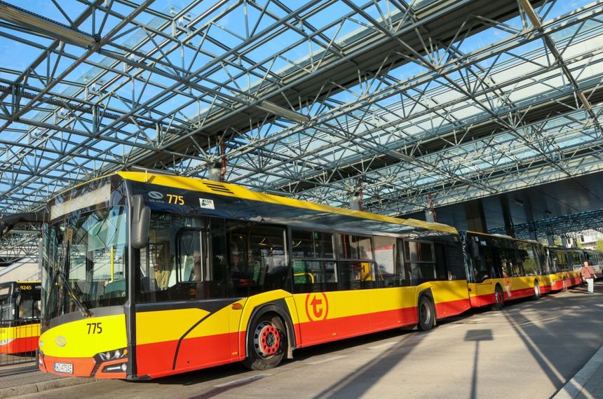 Kierowcy warszawskich autobusów nie mogą - nawet w największe upały - pracować w krótkich spodenkach [zdjęcie ilustracyjne] 