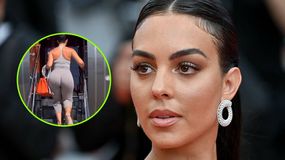 Na zdjęciu Georgina Rodriguez w szarym stroju sportowym idzie po schodach do samolotu.