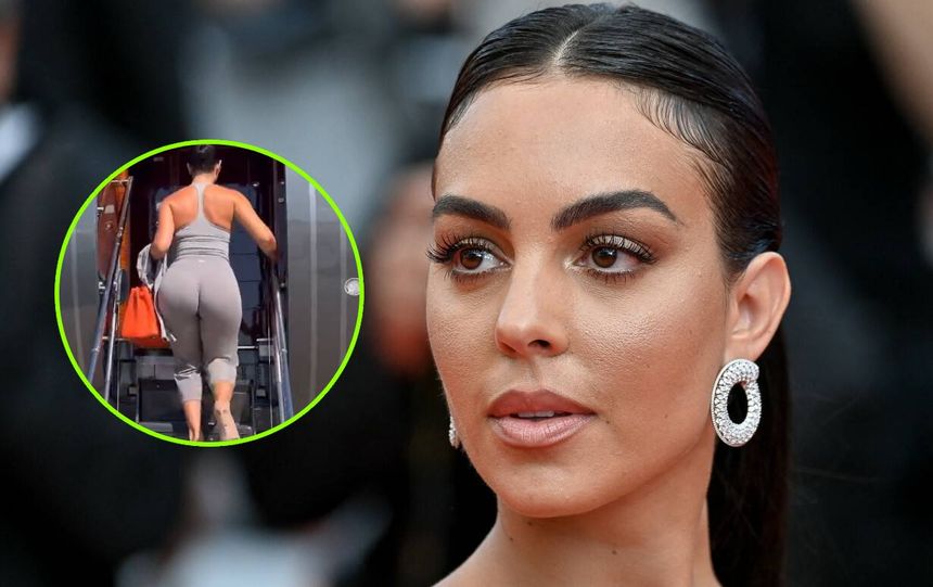 Na zdjęciu Georgina Rodriguez w szarym stroju sportowym idzie po schodach do samolotu.