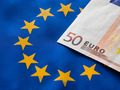 Banknot 50 euro, w tle flaga UE