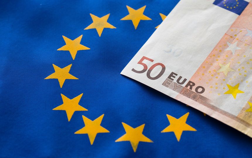 Banknot 50 euro, w tle flaga UE