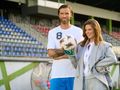 Na zdjęciu Andrzej Wrona i Małgorzata Tomaszewska na stadionie.