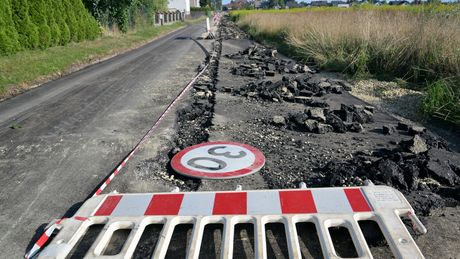 Rolnik zaorał świeży asfalt w Gliwicach