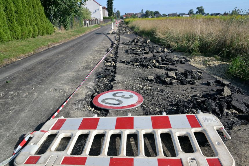 Rolnik zaorał świeży asfalt w Gliwicach