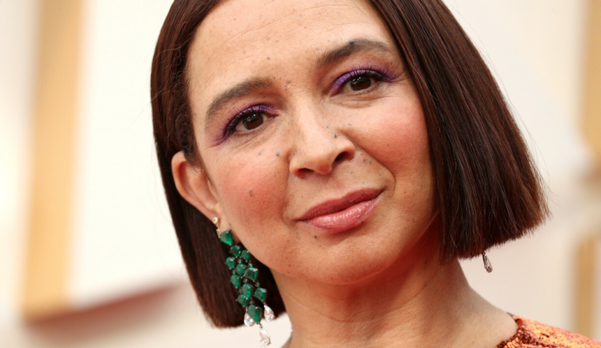 Uśmiechnięta Maya Rudolph z zielonymi kolczykami