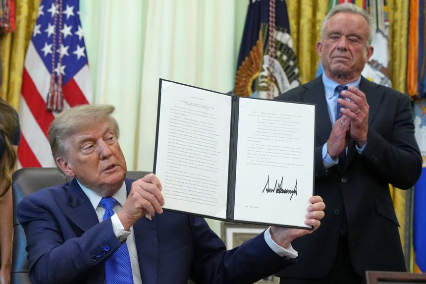 Donald Trump podpisał antyszczepionkowe zalecenia