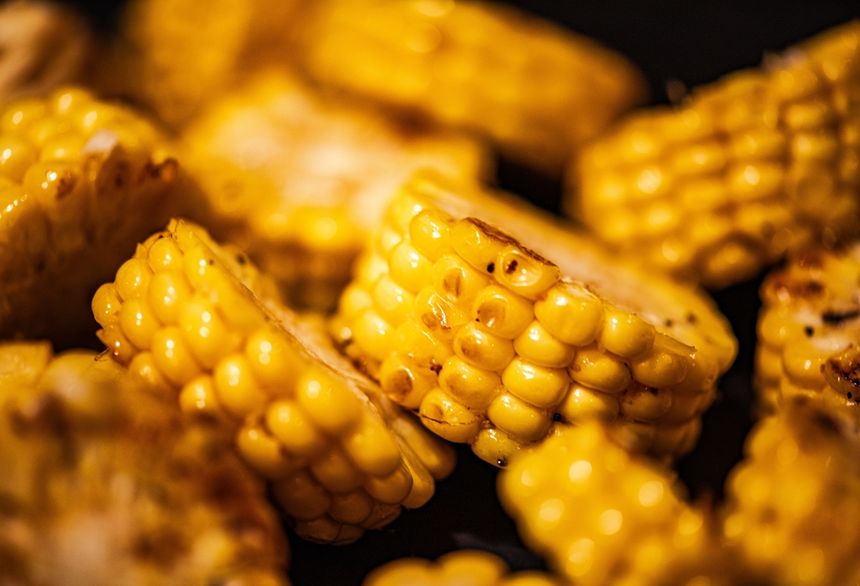 Zdjęcie grillowanej kukurydzy, plastry o intensywnym żółtym kolorze, soczyste i apetyczne.