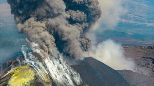  Aktywność wulkanu utrudnia ruch na lotnisku w Katanii (zdjęcie z 30 lipca 2026)