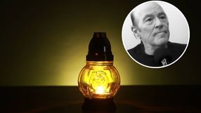 Na zdjęciu widoczna jest świeca w szklanym lampionie na tle jednolitej barwy. W rogu portret mężczyzny.