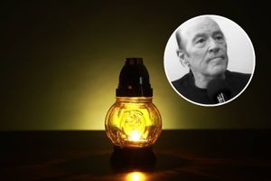 Na zdjęciu widoczna jest świeca w szklanym lampionie na tle jednolitej barwy. W rogu portret mężczyzny.