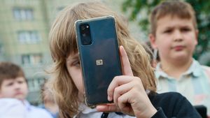 dziecko z telefonem