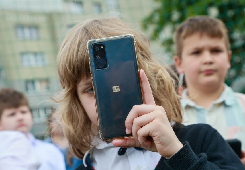 dziecko z telefonem