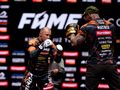 Dwóch zawodników FAME MMA w strojach sportowych, przygotowujących się do walki na tle reklam.
