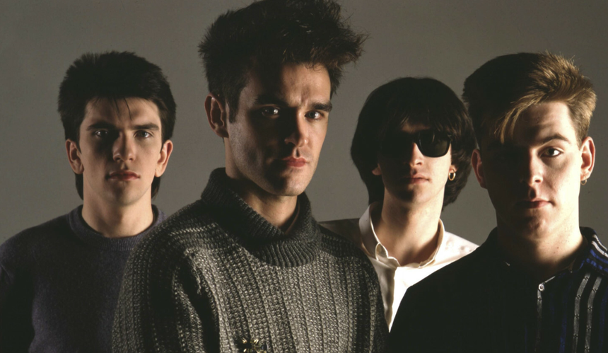 Zespół The Smiths na ciemnym tle