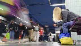 Kobieta w warszawskim metrze