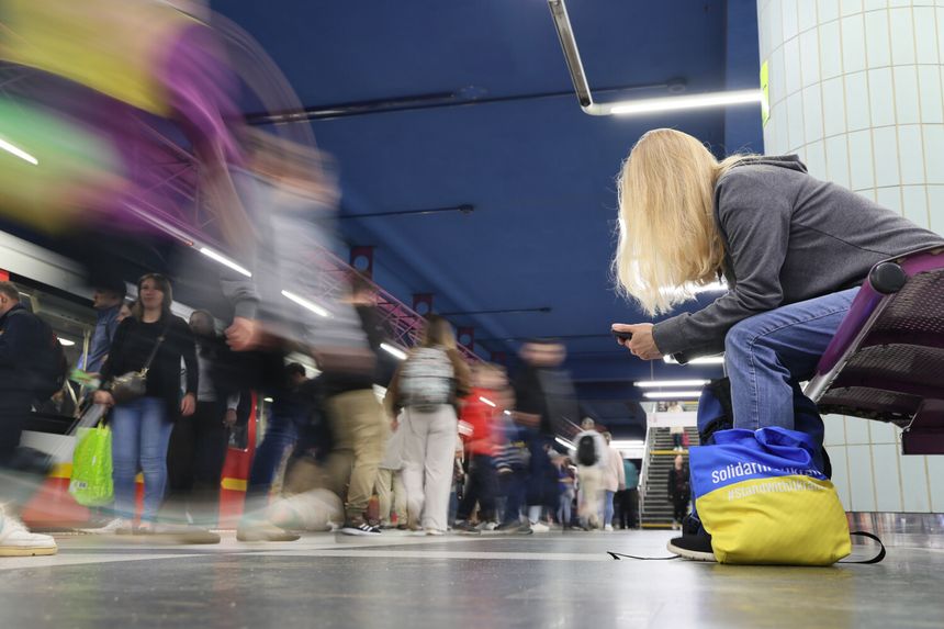 Kobieta w warszawskim metrze