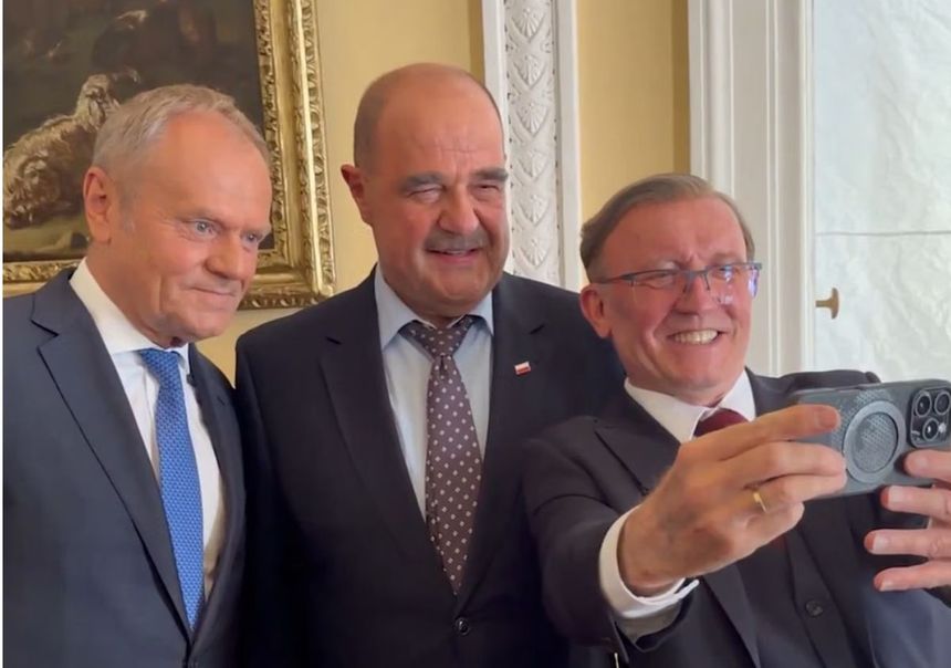 Premier Tusk na planie serialu 