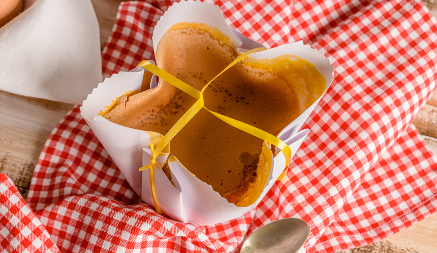 Pão de ló de Ovar na tle obrusu w czerwono-białą kratkę