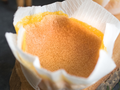 Pão de ló de Ovar w białym papierze do pieczenia
