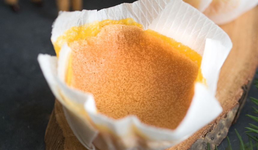 Pão de ló de Ovar w białym papierze do pieczenia
