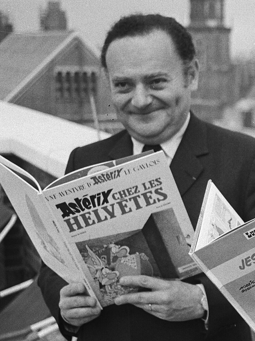 Mężczyzna z kręconymi włosami trzyma komiks \