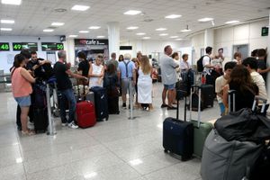 Turyści czekają na loty