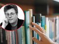 Na zdjęciu dłoń sięga po książki na półce, w tle wizerunek mężczyzny z okularami.