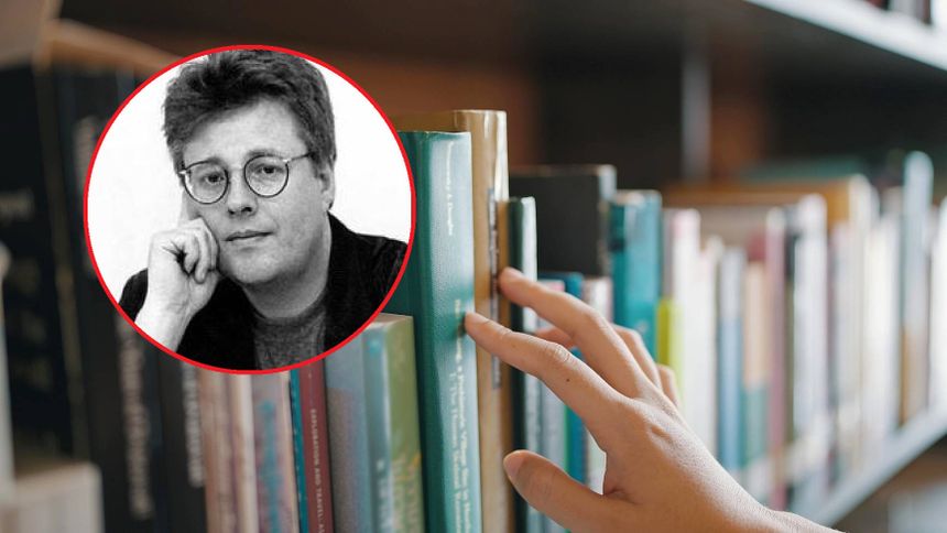 Na zdjęciu dłoń sięga po książki na półce, w tle wizerunek mężczyzny z okularami.