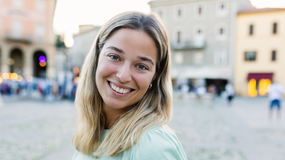 Uśmiechnięta blondynka we włoskim mieście