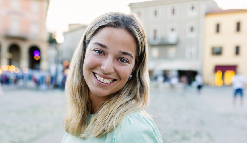 Uśmiechnięta blondynka we włoskim mieście