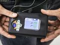 Urządzenie elektroniczne trzymane w rękach, z wyświetlaczem i przyciskami funkcyjnymi.