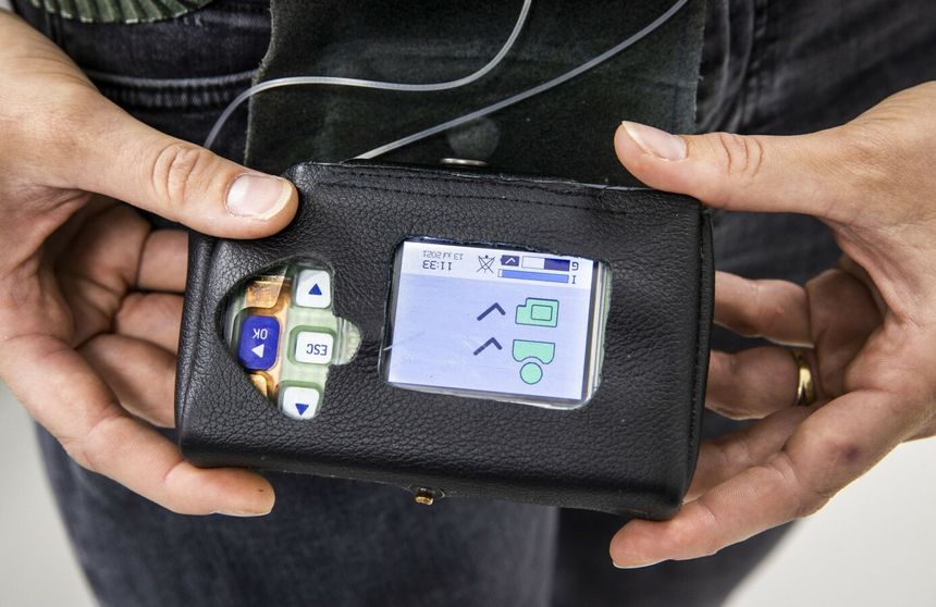 Urządzenie elektroniczne trzymane w rękach, z wyświetlaczem i przyciskami funkcyjnymi.