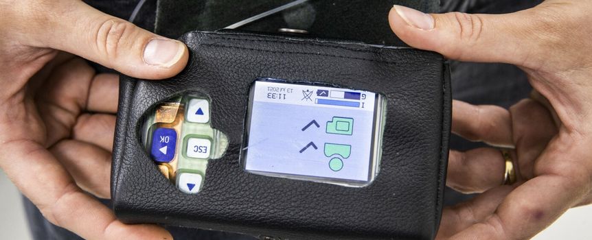 Urządzenie elektroniczne trzymane w rękach, z wyświetlaczem i przyciskami funkcyjnymi.