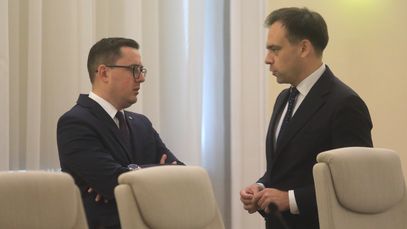 Minister energii Miłosz Motyka i minister finansów i gospodarki Andrzej Domański 