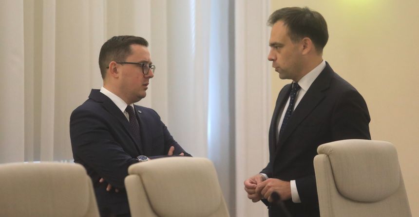 Minister energii Miłosz Motyka i minister finansów i gospodarki Andrzej Domański 