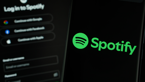 Logo aplikacji Spotify na czarnym tle z opcjami logowania przez różne platformy.