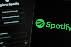 Logo aplikacji Spotify na czarnym tle z opcjami logowania przez różne platformy.