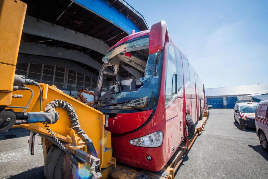 Wrak polskiego autokaru po wypadku na Węgrzech