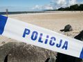 Taśma policyjna na plaży