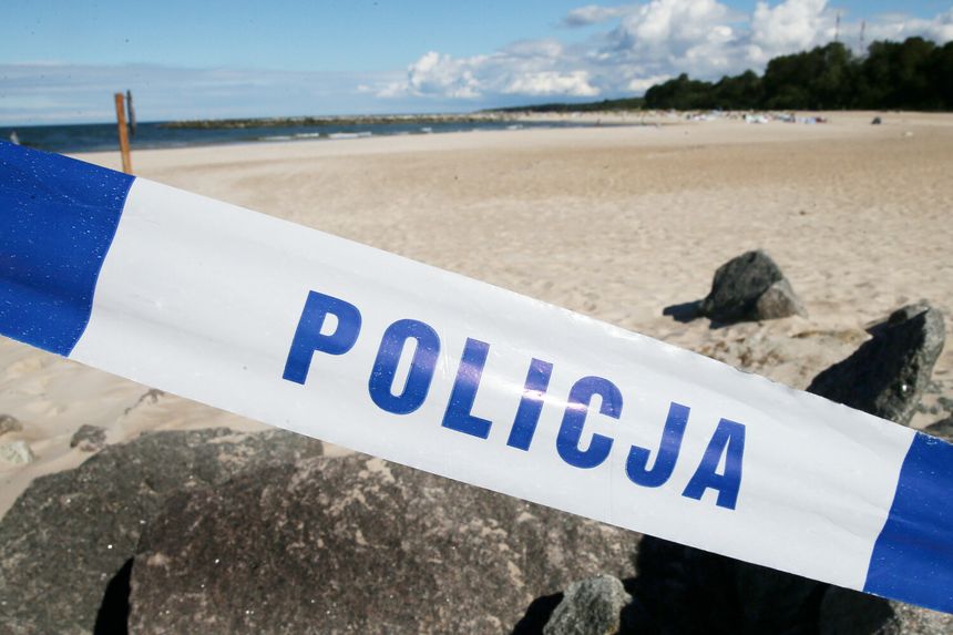 Taśma policyjna na plaży