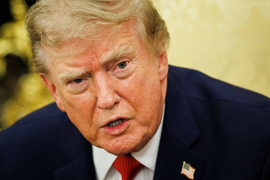 Donald Trump odpowiada na pytania dziennikarzy w Białym Domu