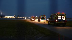 Karetki na lotnisku w Jasionce, gdzie przylecieli ranni po wypadku na Węgrzech