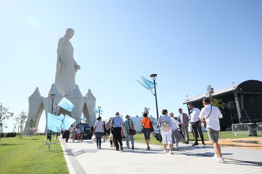 Gigantyczny pomnik Matki Boskiej w Konotopiu 