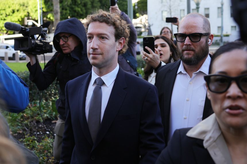 Mark Zuckerberg w drodze na salę sądową