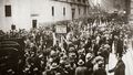 Krach w 1929 roku. Tłumy spanikowanych inwestorów zebrał się przed budynkiem nowojorskiej giełdy 