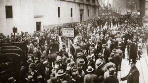 Krach w 1929 roku. Tłumy spanikowanych inwestorów zebrał się przed budynkiem nowojorskiej giełdy 