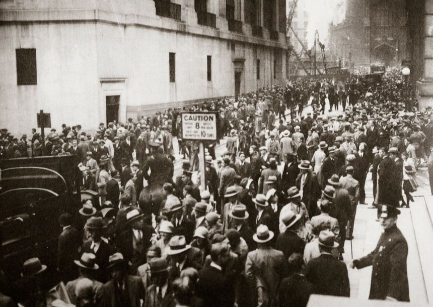 Krach w 1929 roku. Tłumy spanikowanych inwestorów zebrał się przed budynkiem nowojorskiej giełdy 