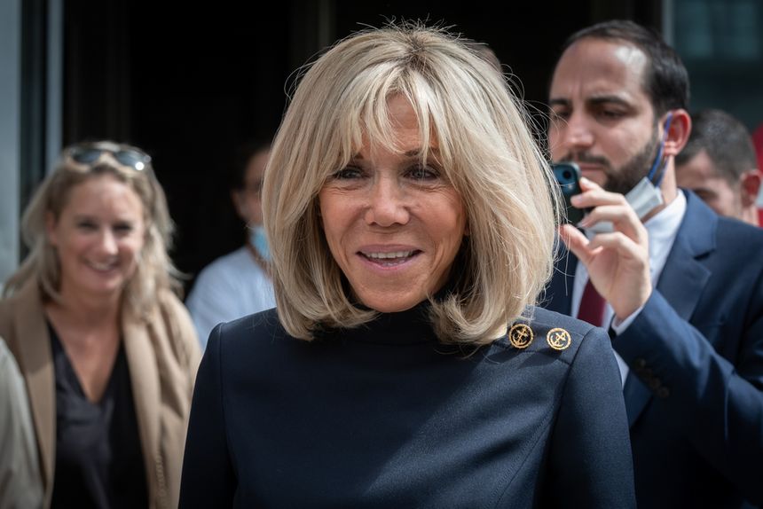 Na zdjęciu uśmiechająca się kobieta z długimi, blond włosami w eleganckiej stylizacji.