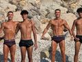 Cristiano Ronaldo wraz z synem w strojach kąpielowych, pozujący na tle skał.