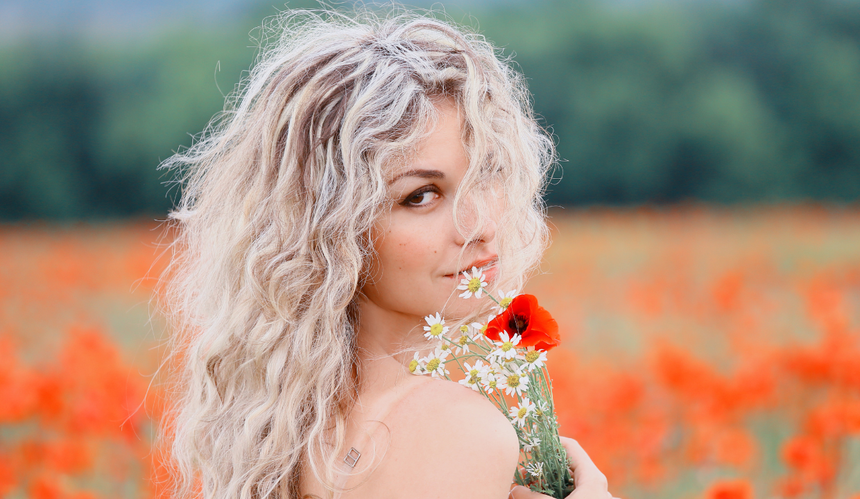 Blondynka w polu maków